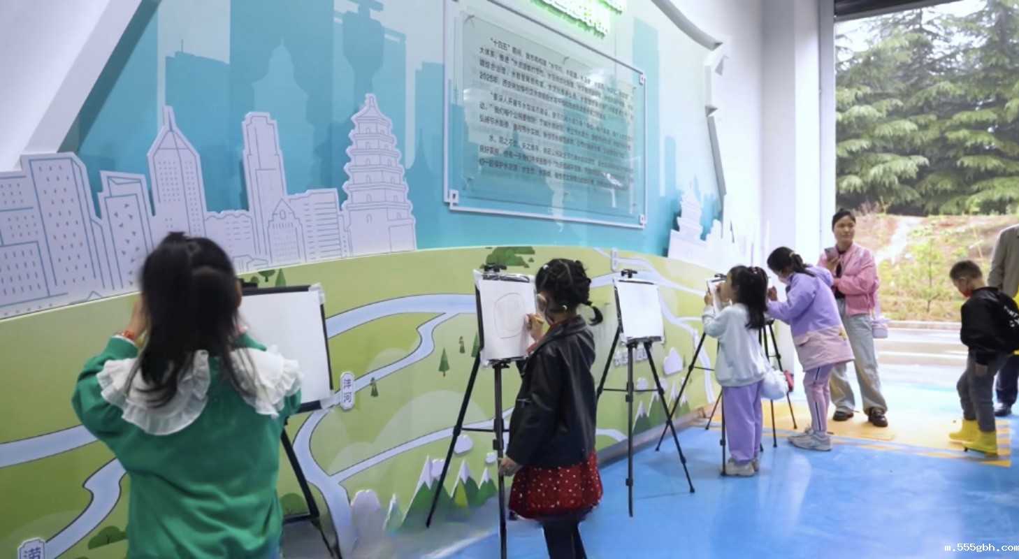 1685931325213346zJrD.jpg 在白鹿原水生态中心小朋友们绘画.jpg