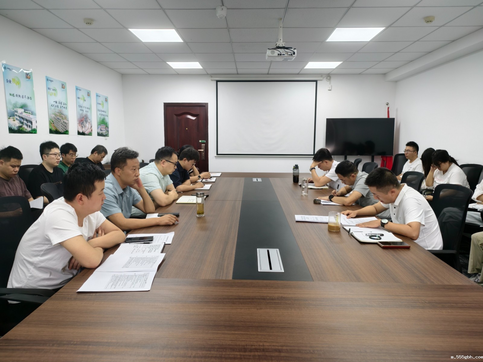 1748403094809476WlnE.jpg 生物科技公司传达落实集团深入贯彻中央八项规定精神学习教育暨巡视整改工作推进会会议精神的图片.jpg