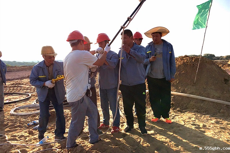 1471332611936173SLFn.jpg 厂区主干道敷设电缆.jpg