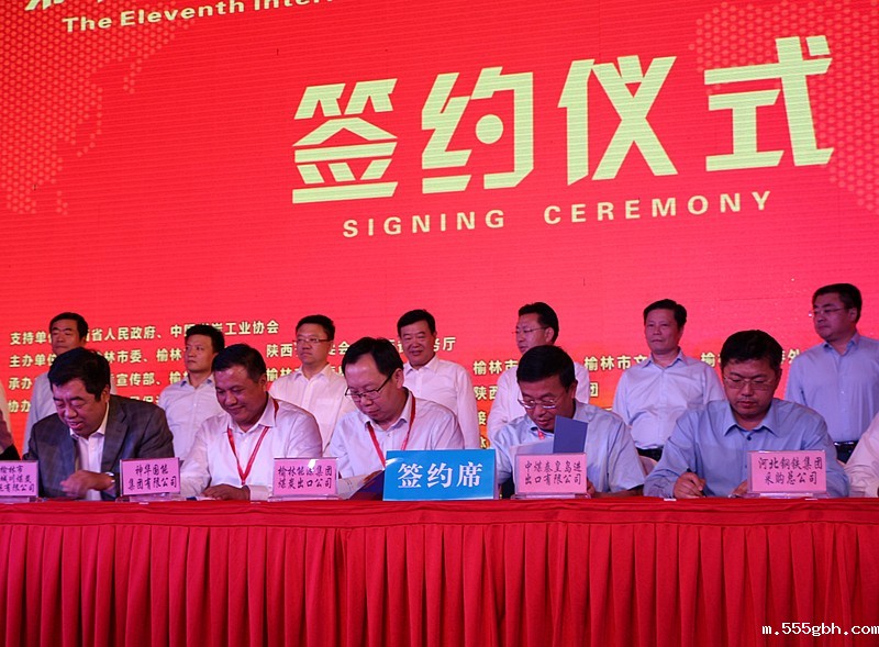 1475141074536807wCYX.jpg 2016.09.25 人民大厦宴会厅 集团李大维副总同贺区长签约_副本_副本.jpg