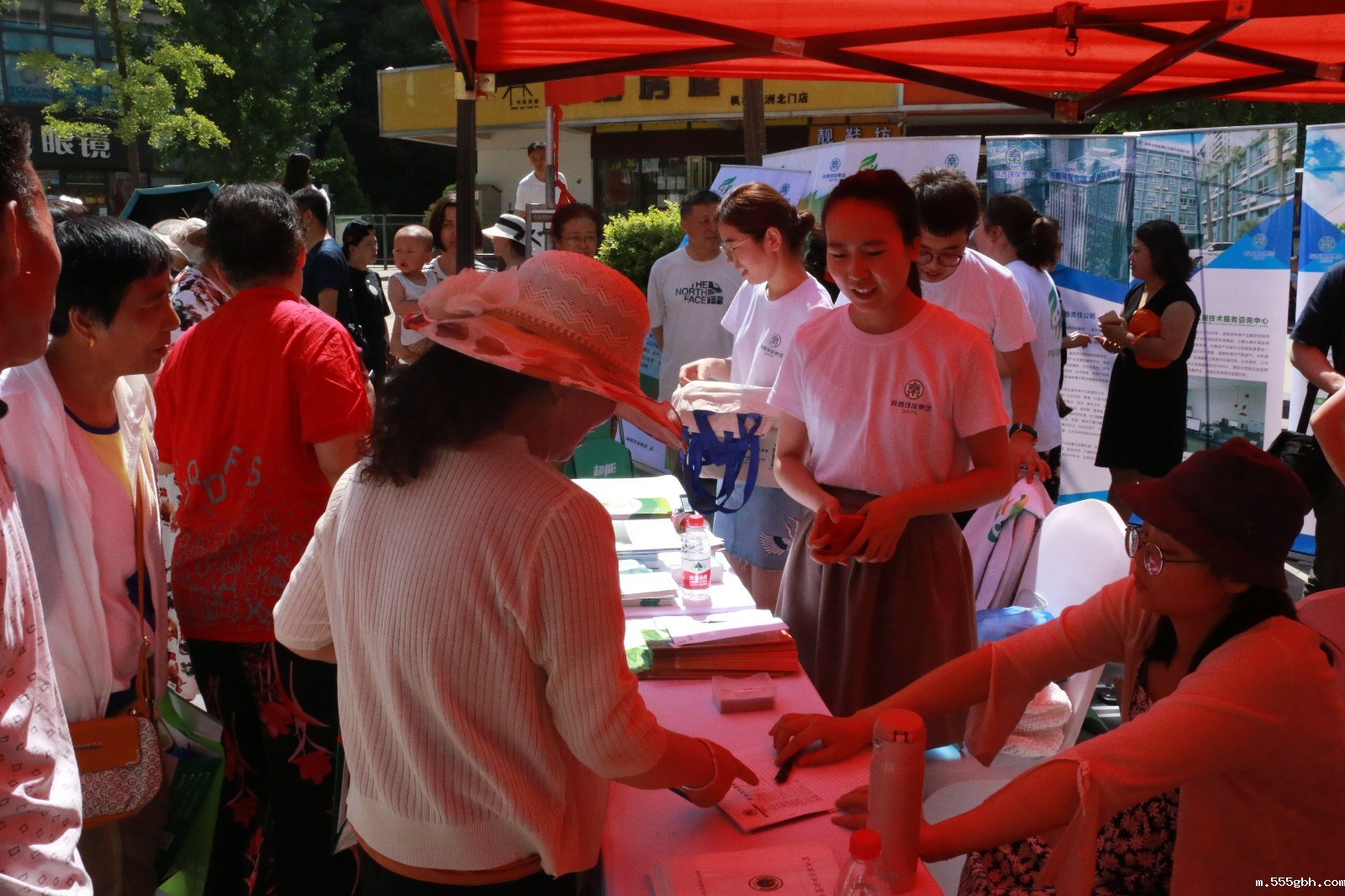 1528246265665542X2oX.jpg 活动现场,向参与者发放kaiyun彩票官网宣传资料。.jpg