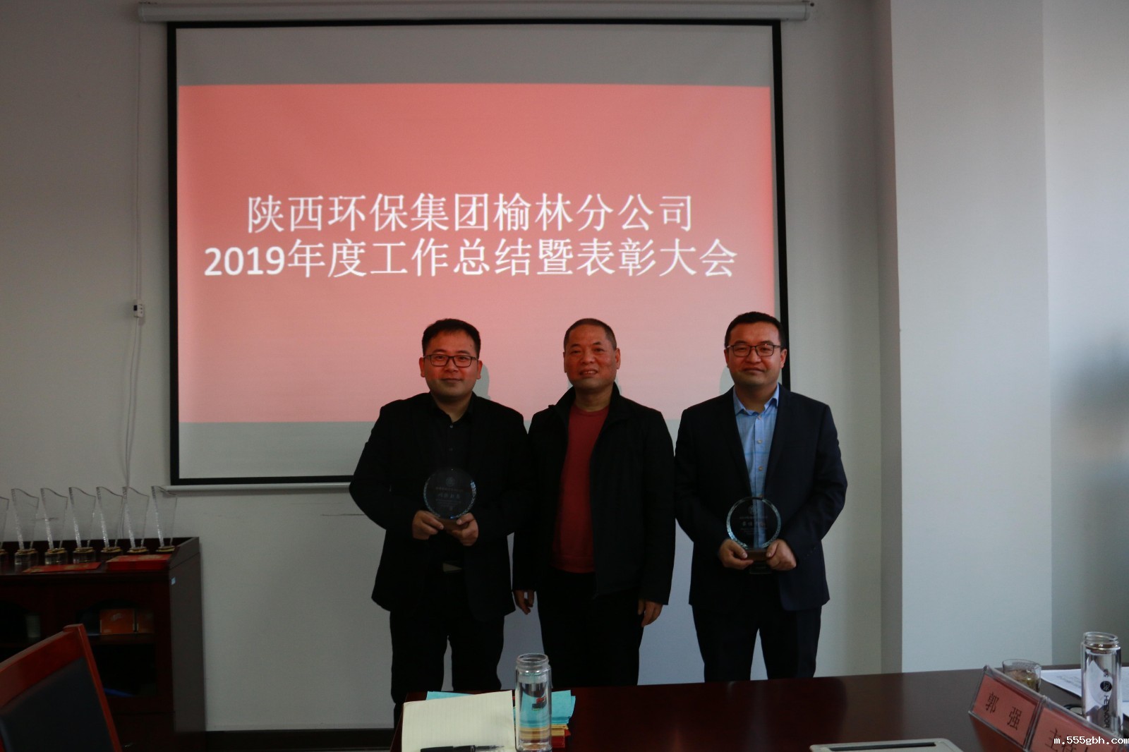 1579048785806275DMmO.jpg 黄国全书记为获奖同志颁奖.jpg