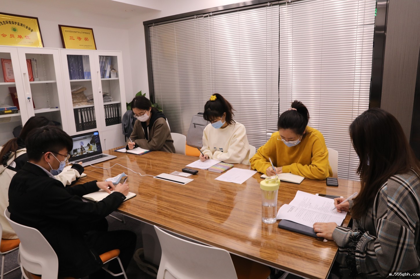 1586909341649445Dljf.jpg 20200413投资公司开展规章制度培训.jpg