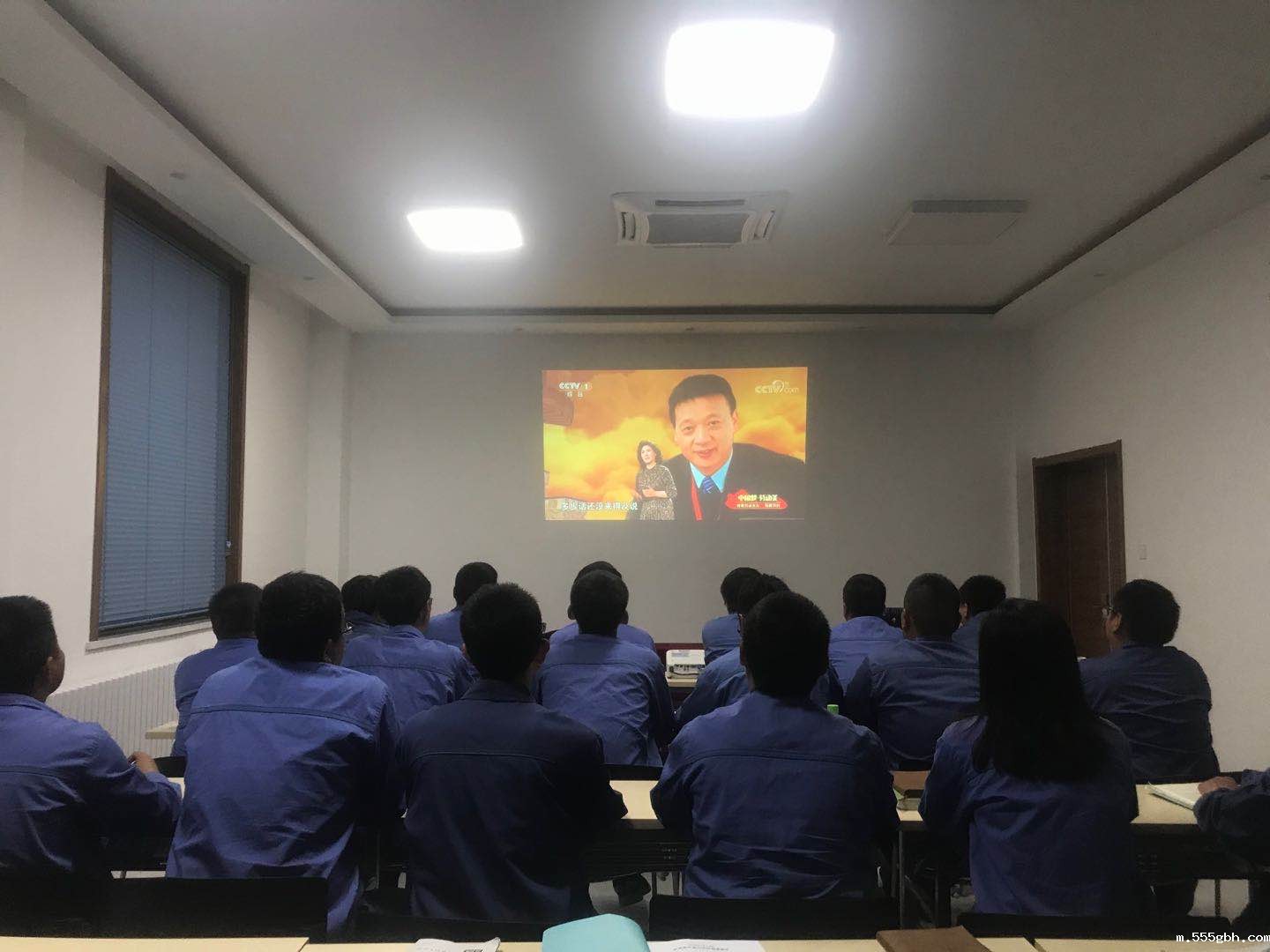 1588895293706806mKyg.jpg 国源公司组织职工收看“五一”劳动节特别节目1.jpg