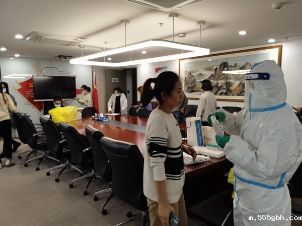 1635296524215170aPEy.jpg 中圣公司组织全员进行核酸检测图片2_副本.jpg