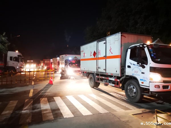 1640223801719318vToG.jpg 德远公司灯火通明进行卸车作业_副本.jpg