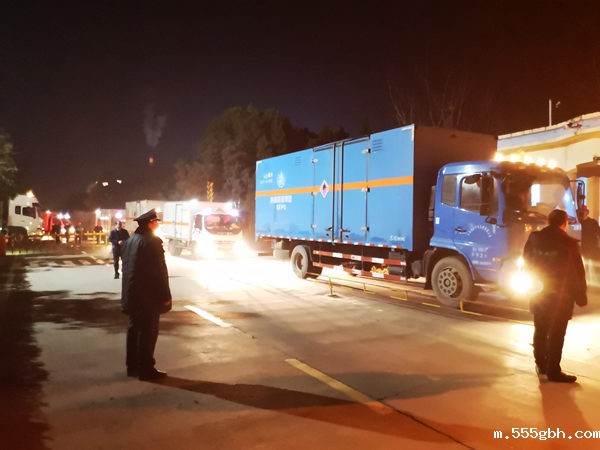 1640223820730781n8AS.jpg 德远公司昼夜兼程拉运危废_副本.jpg