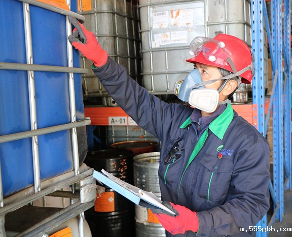 1640223838147419mlcg.jpg 新天地公司职工认真核对危废信息_副本.jpg