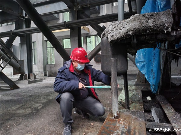 16414397543855982hPk.jpg 环保公司 1 吕子涵检修省煤器,更换气力除灰排水阀.jpg