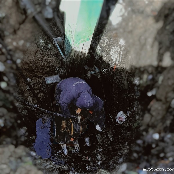 16414397911688258fW9.jpg 环保公司 2 高兴龙维修热熔浓缩液外排管路.jpg