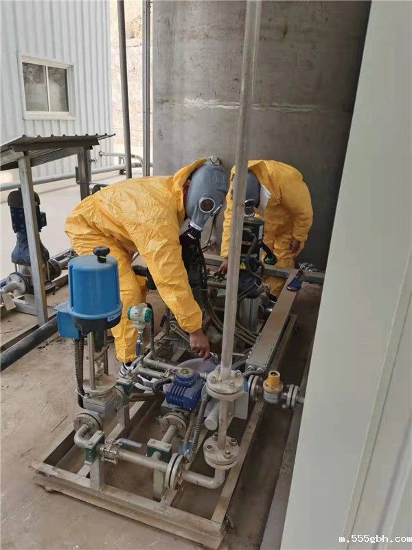 1641439806864167uKip.jpg 环保公司 3 蒙建麒带领职工检修氨水泵.jpg