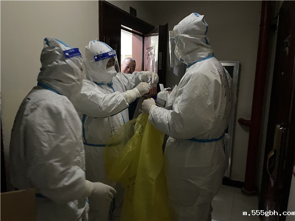 1641543457786316TJ32.jpg kaiyun彩票官网:响彻在战“疫”前线的入党誓词 配图4.jpg