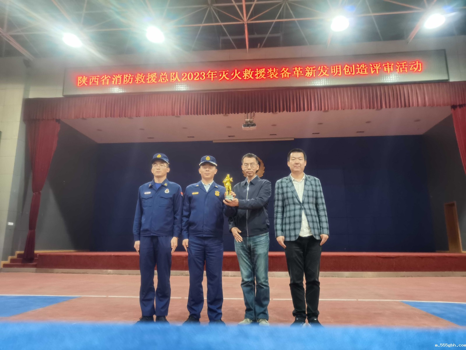 16989750365511657m1c.jpg 获奖照片.jpg