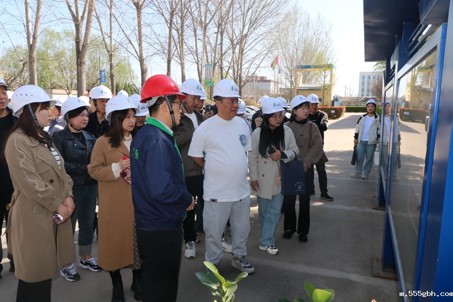 17120179336503703Mfi.jpg 咸阳市“国际无废日”主题活动人员走进新天地公司参观交流 (1).JPG