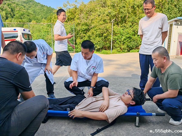 1755136378964352UEHP.jpg 秦枫矿业公司工会邀请驻地卫生院开展急救技能培训4_副本.jpg
