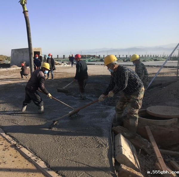 宝鸡蟠龙新区污水处理厂项目施工人员对厂区道路面层进行混凝土浇筑作业_副本.jpg